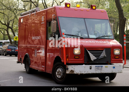 Con Edison carrello di emergenza di eseguire lavori di manutenzione sulla Quinta Avenue di New York City Foto Stock