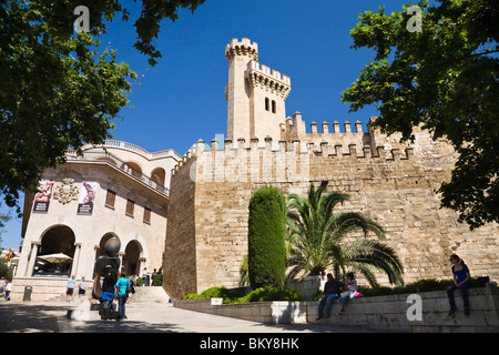 Il palazzo Palau de l'Almudaina in sunligtht, Palma di Mallorca, Spagna, Europa Foto Stock