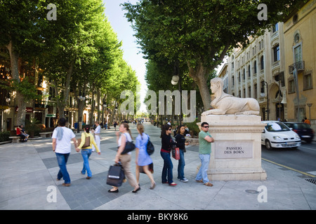 La scultura e la gente su un lungomare, Passeig des Born, Palma di Mallorca, Spagna, Europa Foto Stock