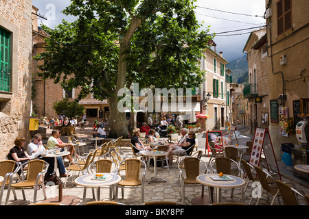 Persone a street café nella luce solare, Fornalutx, Maiorca, isole Baleari, Spagna, Europa Foto Stock