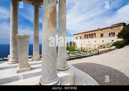 Figlio Marroig, Manor House con tempio ionico, montagne Tramuntana, Mare mediterraneo, Maiorca, isole Baleari, Spagna, Europa Foto Stock