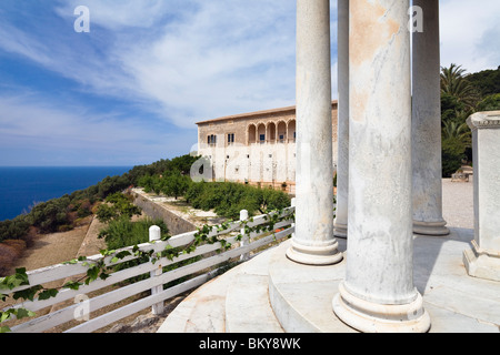 Figlio Marroig, Manor House con tempio ionico, montagne Tramuntana, Mare mediterraneo, Maiorca, isole Baleari, Spagna, Europa Foto Stock