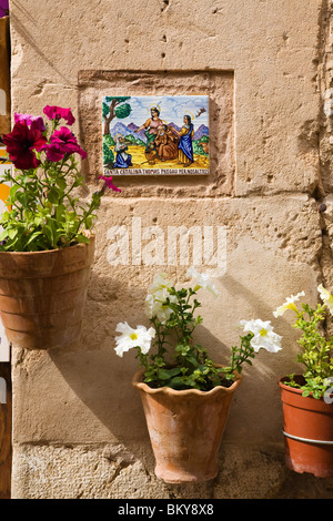 Piastrelle in ceramica con Santa Catalina su una parete a Valldemossa, montagne Tramuntana, Maiorca, isole Baleari, Spagna, Europa Foto Stock