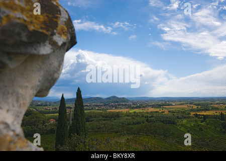 Vista dal giardino di rose in Abbazia di Rosazzo, Friuli Venezia Giulia, Italia Foto Stock