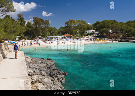 La gente sulla spiaggia nella baia Caló d'en Garrot, Cala Mondragó, Maiorca, isole Baleari, Mare mediterraneo, Spagna, Europa Foto Stock