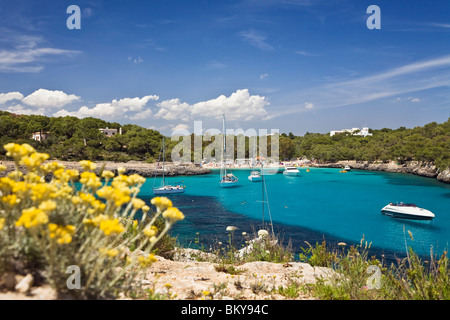 Yacht a vela nella baia di Cala Mondragó nella luce del sole, spiaggia di Caló d'en Garrot, parco naturale di Mondragó, Maiorca, Baleari Foto Stock