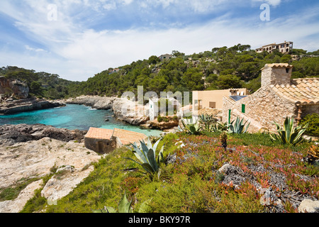 Case sulla riva sotto il cielo velato, Cala s'Almonia, Mallorca, Spagna, Europa Foto Stock