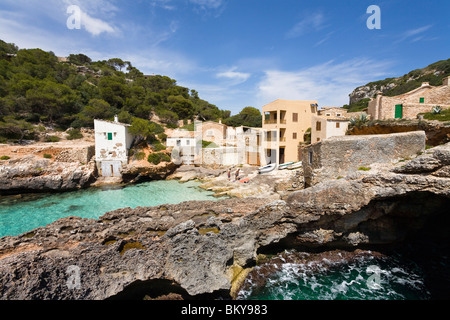 Case sulla riva sotto il cielo velato, Cala s'Almonia, Mallorca, Spagna, Europa Foto Stock