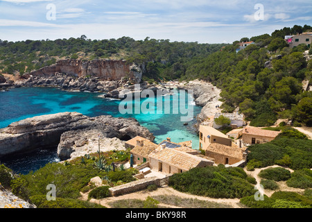 Case sulla riva sotto il cielo velato, Cala s'Almonia, Mallorca, Spagna, Europa Foto Stock