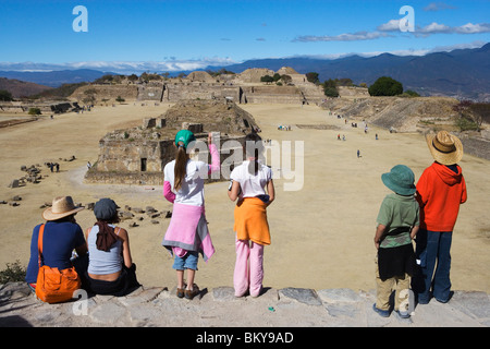 Vista dal sud della piattaforma verso la piazza principale con la observatorium a in primo piano, sito archeologico di Monte A Foto Stock