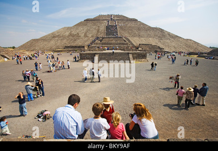 I turisti di fronte al sole piramide del sito archeologico di TEOTIHUACAN Città del Messico Mexico D.F. Messico Foto Stock