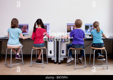 Gli alunni usano il computer, Amburgo, Germania Foto Stock