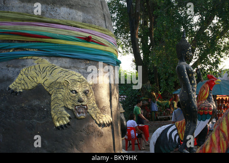 Statua di Buddha nella parte anteriore di una campana al Wat Phra Bang, un tempio buddista in Thailandia dove i monaci devoti del tatuaggio. Foto Stock