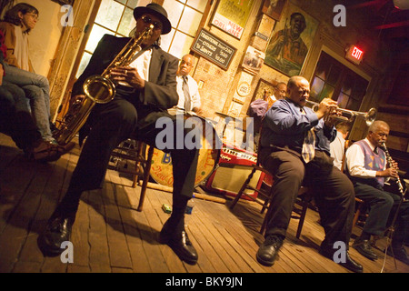 I musicisti suonano in Preservation Hall Jazz Club, quartiere francese, New Orleans, Louisiana, Stati Uniti d'America Foto Stock