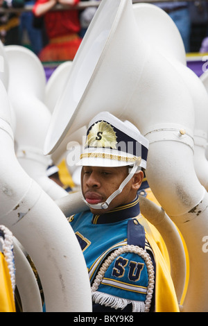 Banda di ottoni presso la sfilata di carnevale il Mardi Gras, quartiere francese, New Orleans, Louisiana, Stati Uniti d'America Foto Stock