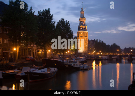 Montelbaanstoren, Torre di Guardia, il Rosario ristorante e Montelbaanstoren, torre di guardia a Oude Schans di notte, Amsterdam, Olanda Foto Stock