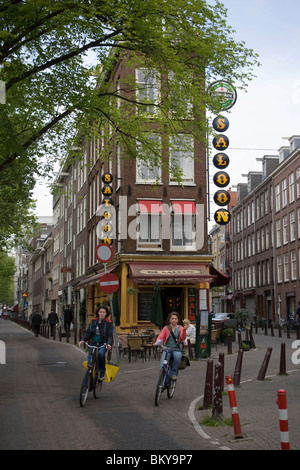 I ciclisti, case, biciclette vicino a Leidesplein, ristorante in background, Amsterdam, Olanda, Paesi Bassi Foto Stock