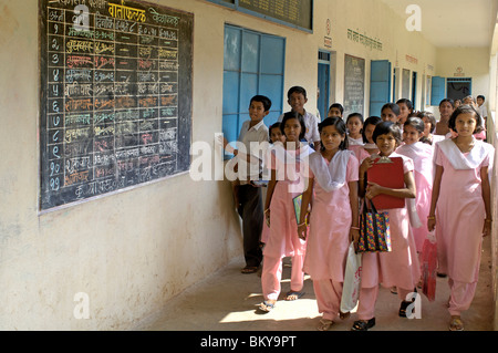 Gli studenti che lasciano la scuola per la casa a Ralegan Siddhi vicino a Pune, Maharashtra, India Foto Stock