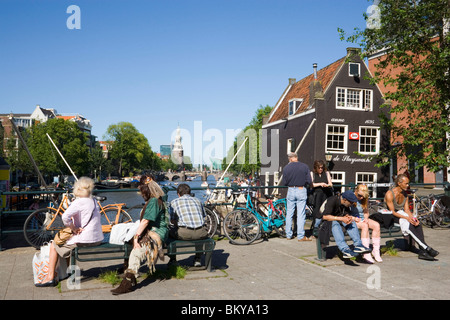 Persone, de Sluyswacht, Oude Schans, Gente seduta sul ponte in prossimità della de Sluyswacht, un tipico brown cafè a canal Oude Sc Foto Stock