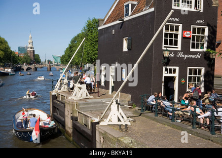 Persone, de Sluyswacht, Oude Schans, barche, Cafe de Slujswacht, un tipico brown cafè a canal Oude Schans, Amsterdam, Olanda, Ne Foto Stock