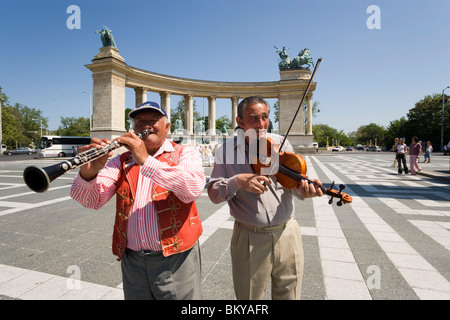 Due uomini a fare musica a Piazza degli Eroi, due uomini fare musica a Piazza degli Eroi vicino al Monumento Millenario, Pest, Budapest, Ungheria Foto Stock