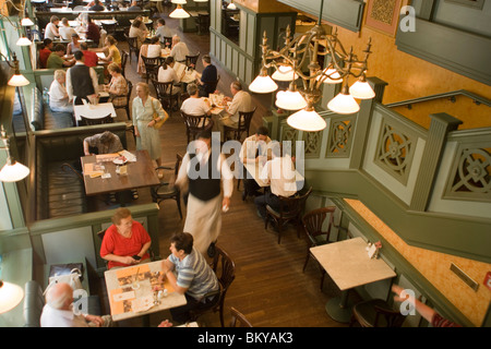 Persone in Central Kavehaz, View all'interno della Central Kavehaz, Budapest, Ungheria Foto Stock