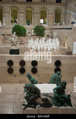 Parigi, Francia - scultura moderna Installazione all'interno del Museo del Louvre, Figure con volti dell'orologio, Collezione di statue Foto Stock