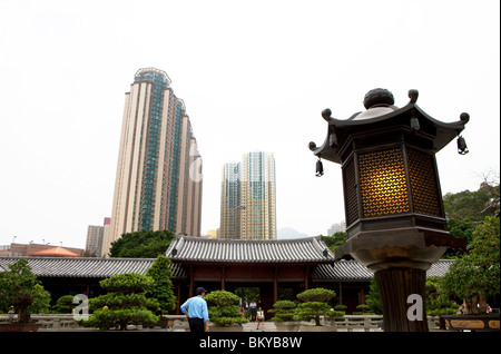 Cantiere del Chi Lin monastero con grattacieli in background, Kowloon, Hong Kong, Cina Foto Stock