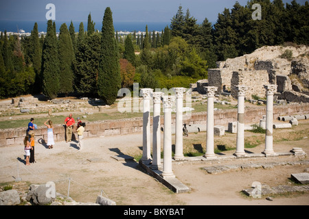 Le persone che visitano il tempio Asklipieion, Kos-Town, Kos, Grecia Foto Stock