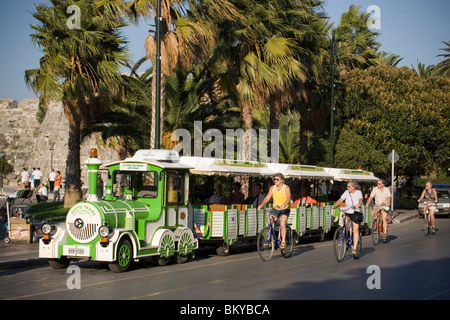 Una gita turistica treno parcheggio sulla strada, Kos-Town, Kos, Grecia Foto Stock