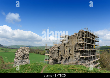 Resti del castello di Clun drappeggiati in impalcature in Shropshire England Regno Unito Foto Stock