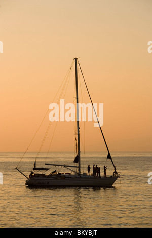 Vista di un sailingboat sul mare, Little Venice, Mykonos-Town, Mykonos, Grecia Foto Stock