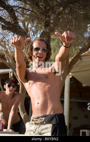 L'uomo danze ad un party in spiaggia del Super Paradise Club a Super Paradise Beach, sapendo come centrum degli omosessuali e il nudismo, Psarou Foto Stock