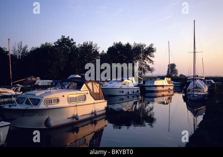 Barche da diporto sul canal, Norfolk Broads, Inghilterra Foto Stock