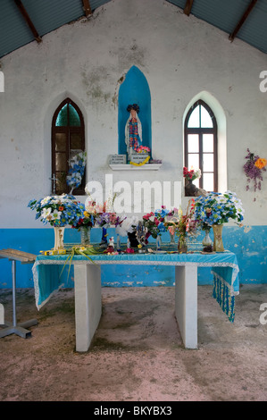 L'altare all'interno della cappella di Notre Dame de Lourdes sulla collina che si affaccia sulla baia di Easo, Lifou, Nuova Caledonia Foto Stock