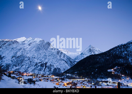 Vista winterly Saas-Fee, un centro di turismo invernale fornisce opportunità di sport tutto l'anno, Vallese, Svizzera Foto Stock