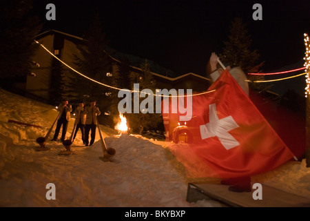 Un flagswinger e corno svizzero i giocatori di notte, Saas fee, Vallese, Svizzera Foto Stock