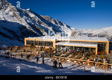 Le persone che visitano il ristorante e bar Morenia, vicino alla stazione ferroviaria, 2500 metri sopra il livello del mare, Saas-Fee, Vallese, SVIZZ Foto Stock