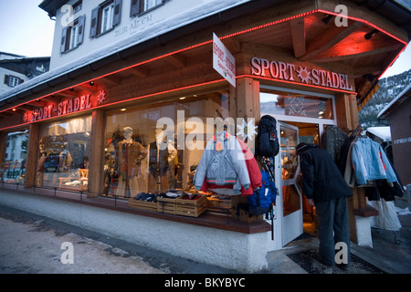 Persona che immette un sport outfitters, Saas fee, Vallese, Svizzera Foto Stock