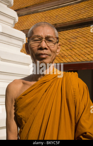 Ritratto di un monaco buddista, Wat Mahathat, Ko Ratanakosin, Bangkok, Thailandia Foto Stock