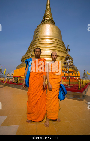 Due monaci nella parte anteriore del Chedi dorato, alloggiata una reliquia di Buddha del Wat Saket sul Golden Mount, Bangkok, Thailandia Foto Stock
