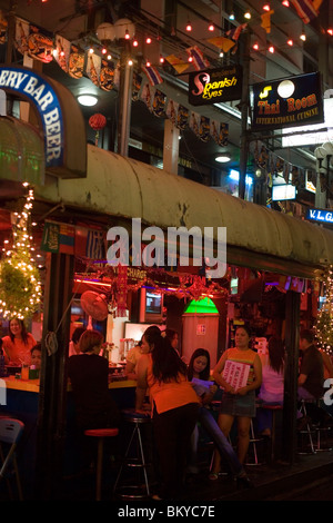 Una vista di Patpong, una luce rossa e il quartiere del divertimento di notte, Bang Rak distretto, Bangkok, Thailandia Foto Stock
