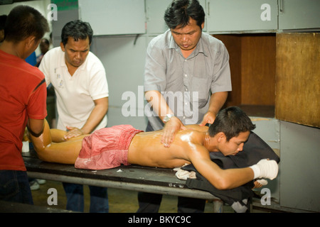 Boxer tailandese ottenendo un massaggio Thai Boxing, il Lumphini Stadium, Bangkok, Thailandia Foto Stock