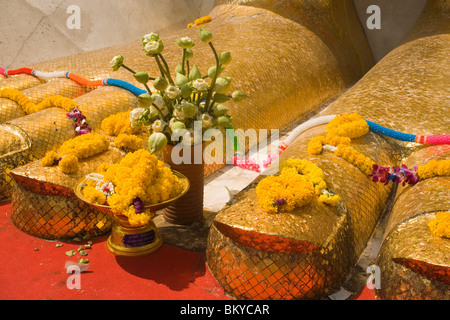 Decorate i piedi del Buddha dorato statua, 32 m. alto, Wat Intharawihan, Banglamphu, Bangkok, Thailandia Foto Stock