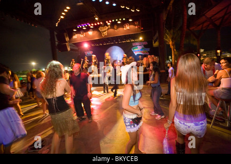 La gente ballare, band sul palco in background, Reggae Pub, la spiaggia di Chaweng, Hat Chaweng centrale, Ko Samui, Tailandia Foto Stock