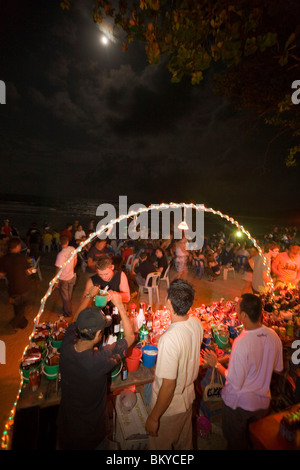 I giovani a una luna piena festa, bar in primo piano, Hat Rin Nok, Sunrise Beach, Ko Pha-Ngan, Thailandia Foto Stock