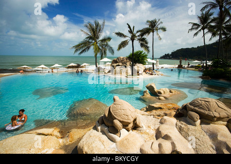 Vacanzieri di relax presso la piscina dell'Imperial Samui Hotel, Chaweng Noi Beach, Hat Chaweng Noi, Ko Samui, Tailandia Foto Stock