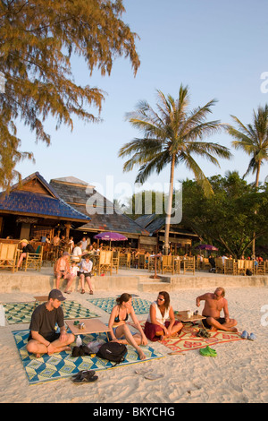 La gente seduta alla spiaggia di sabbia bianca di Hat Rai Leh, Railay West, Laem Phra Nang, Railay, Krabi, Thailandia, dopo lo tsunami Foto Stock