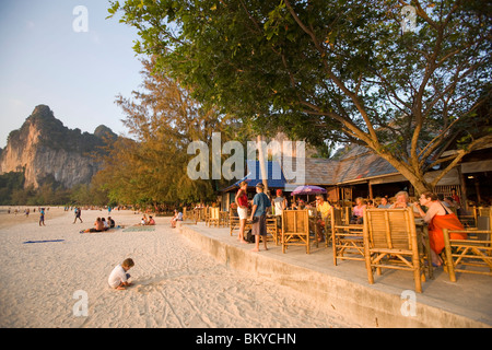 La gente seduta in un bar sulla spiaggia, Hat Rai Leh, Railay West, Laem Phra Nang, Railay, Krabi, Thailandia, dopo lo tsunami Foto Stock
