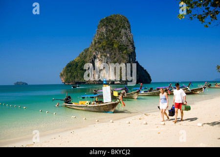 Persone, viaggi offerti, barche ancorate, chalk cliff in background, Phra Nang Beach, Laem Phra Nang, Railay, Krabi, Thailandia, dopo Foto Stock